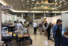 かなざわ骨董フェアには約100店舗30000点が展示・即売されています。