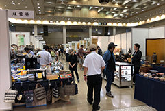 かなざわ骨董フェアには若者からお年寄りまで多くのお客様で賑わっています。